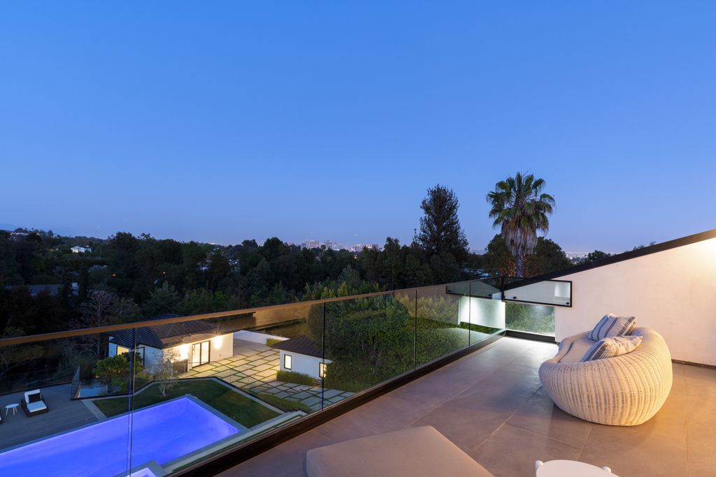 The Los Angeles Mansion is a luxurious lifestyle compound with multi-level outdoor entertaining spaces in Brentwood now available for sale. This home located at 499 Halvern Dr, Los Angeles, California