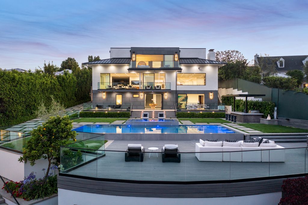 The Los Angeles Mansion is a luxurious lifestyle compound with multi-level outdoor entertaining spaces in Brentwood now available for sale. This home located at 499 Halvern Dr, Los Angeles, California