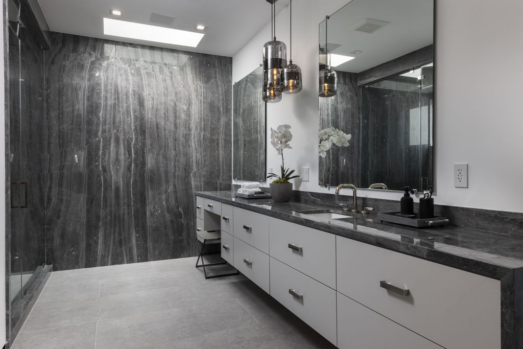 The Los Angeles Mansion is a luxurious lifestyle compound with multi-level outdoor entertaining spaces in Brentwood now available for sale. This home located at 499 Halvern Dr, Los Angeles, California
