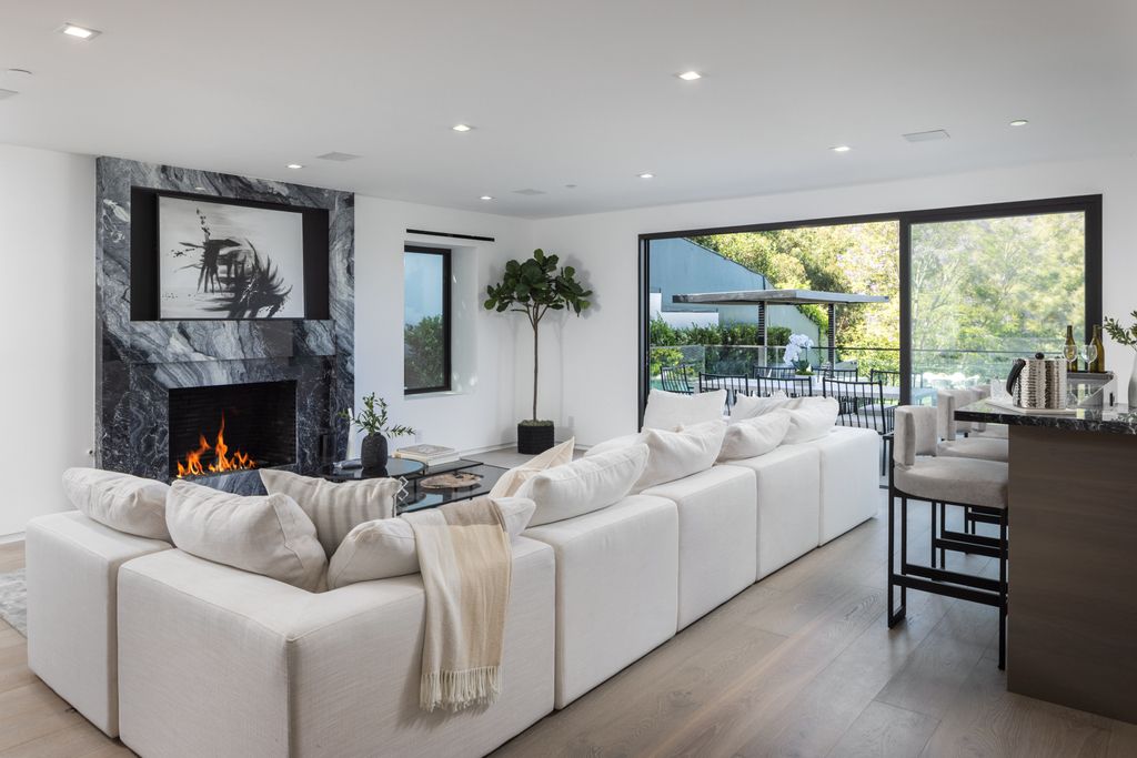 The Los Angeles Mansion is a luxurious lifestyle compound with multi-level outdoor entertaining spaces in Brentwood now available for sale. This home located at 499 Halvern Dr, Los Angeles, California