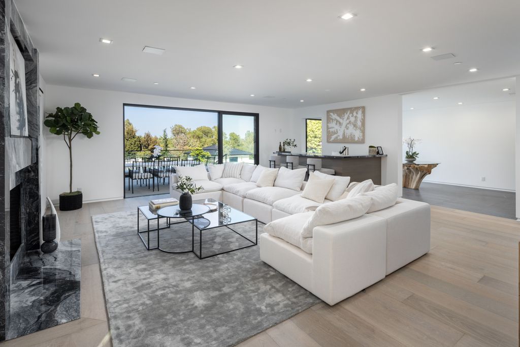 The Los Angeles Mansion is a luxurious lifestyle compound with multi-level outdoor entertaining spaces in Brentwood now available for sale. This home located at 499 Halvern Dr, Los Angeles, California