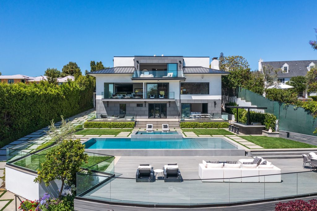 The Los Angeles Mansion is a luxurious lifestyle compound with multi-level outdoor entertaining spaces in Brentwood now available for sale. This home located at 499 Halvern Dr, Los Angeles, California