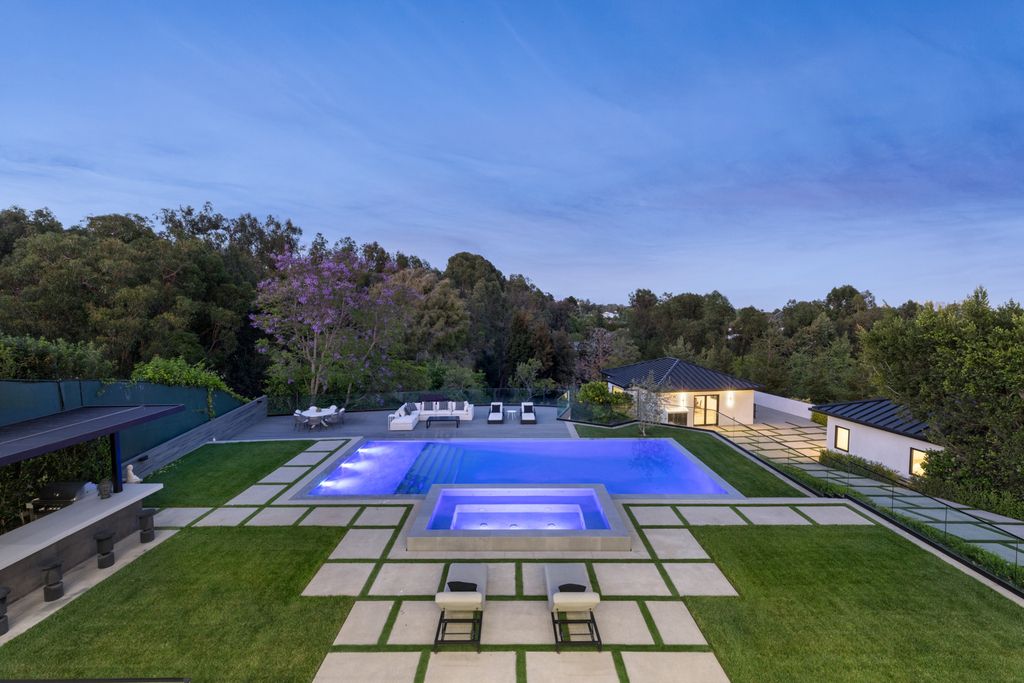 The Los Angeles Mansion is a luxurious lifestyle compound with multi-level outdoor entertaining spaces in Brentwood now available for sale. This home located at 499 Halvern Dr, Los Angeles, California