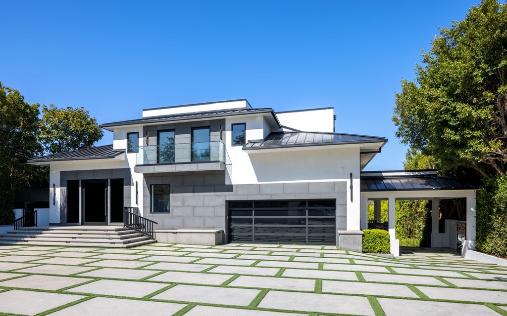 The Los Angeles Mansion is a luxurious lifestyle compound with multi-level outdoor entertaining spaces in Brentwood now available for sale. This home located at 499 Halvern Dr, Los Angeles, California
