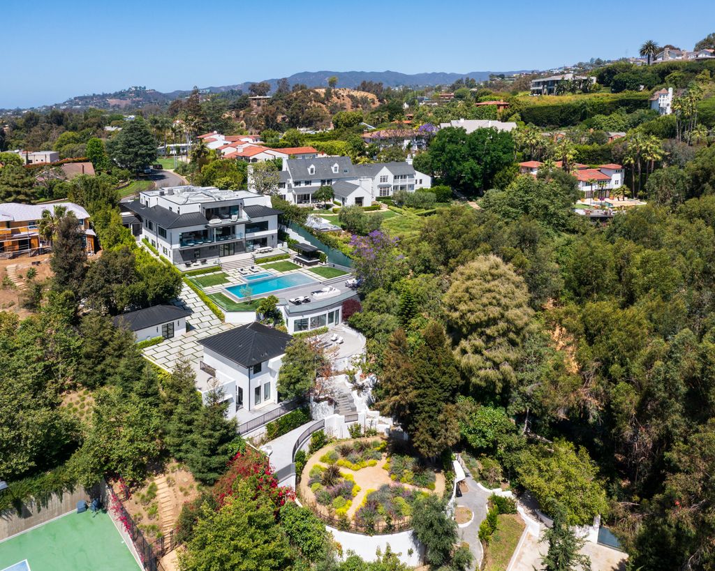 The Los Angeles Mansion is a luxurious lifestyle compound with multi-level outdoor entertaining spaces in Brentwood now available for sale. This home located at 499 Halvern Dr, Los Angeles, California