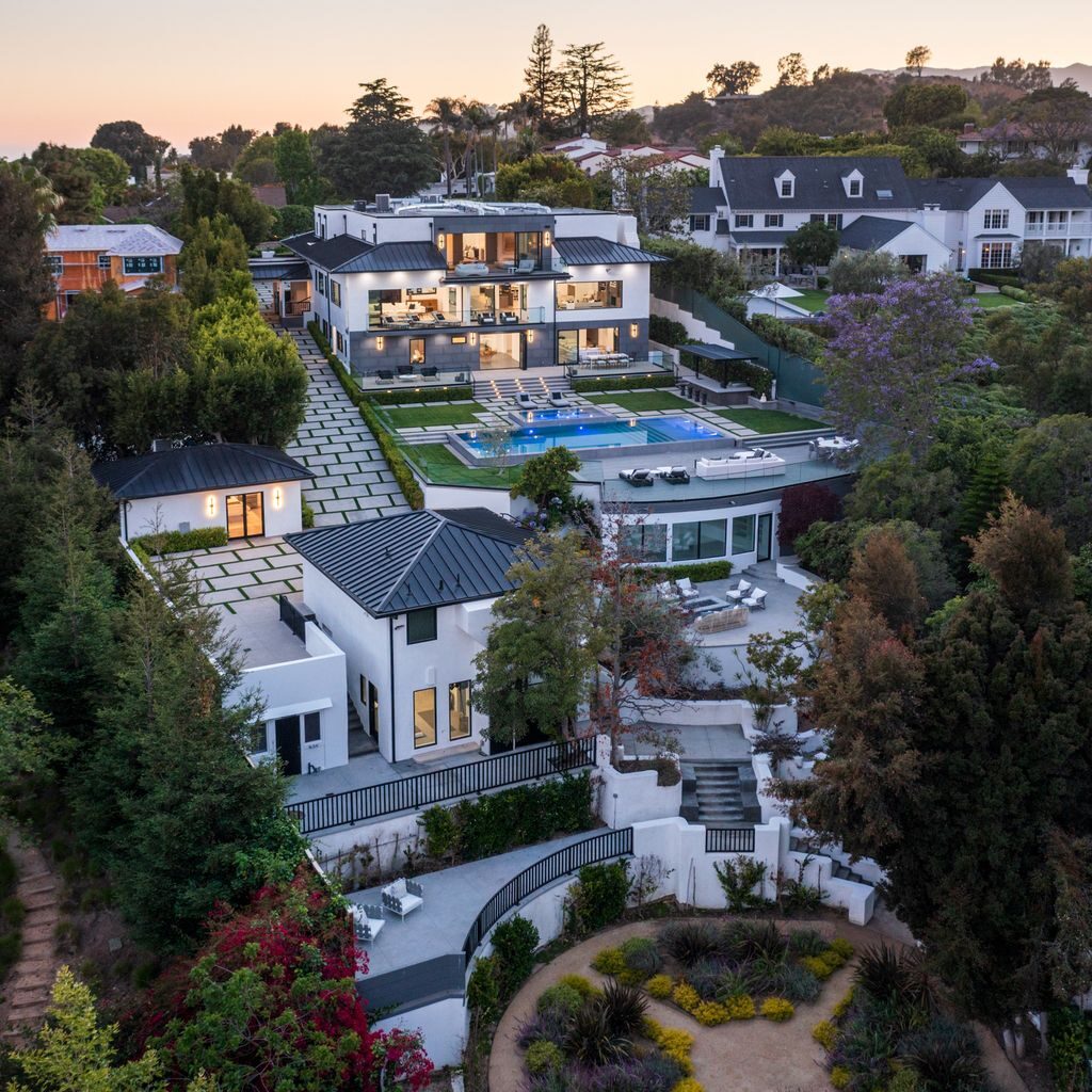 The Los Angeles Mansion is a luxurious lifestyle compound with multi-level outdoor entertaining spaces in Brentwood now available for sale. This home located at 499 Halvern Dr, Los Angeles, California