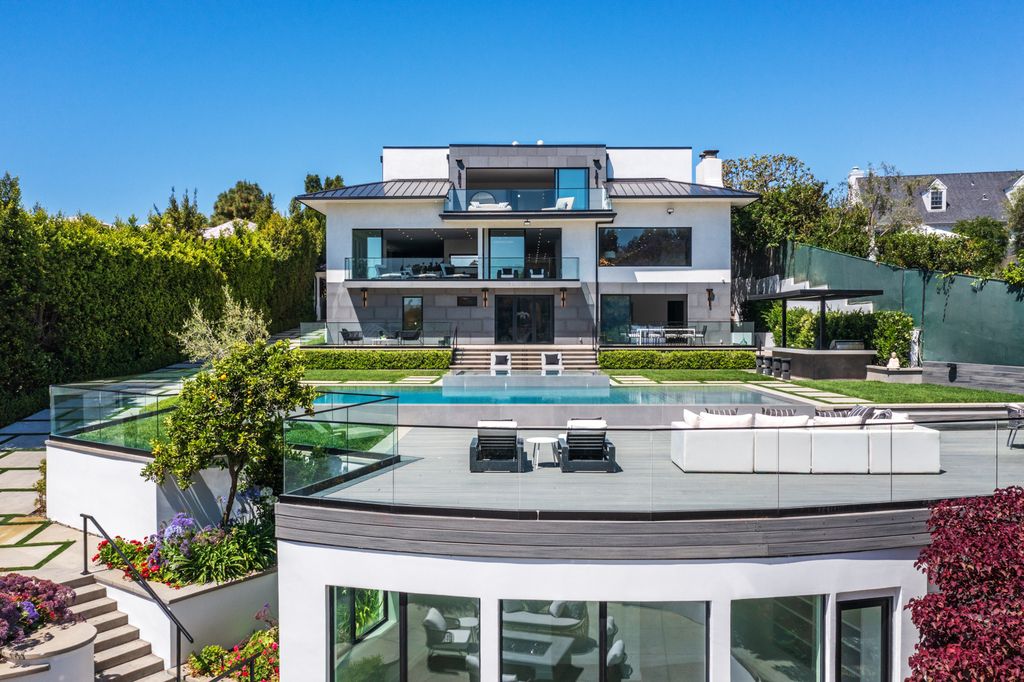 The Los Angeles Mansion is a luxurious lifestyle compound with multi-level outdoor entertaining spaces in Brentwood now available for sale. This home located at 499 Halvern Dr, Los Angeles, California
