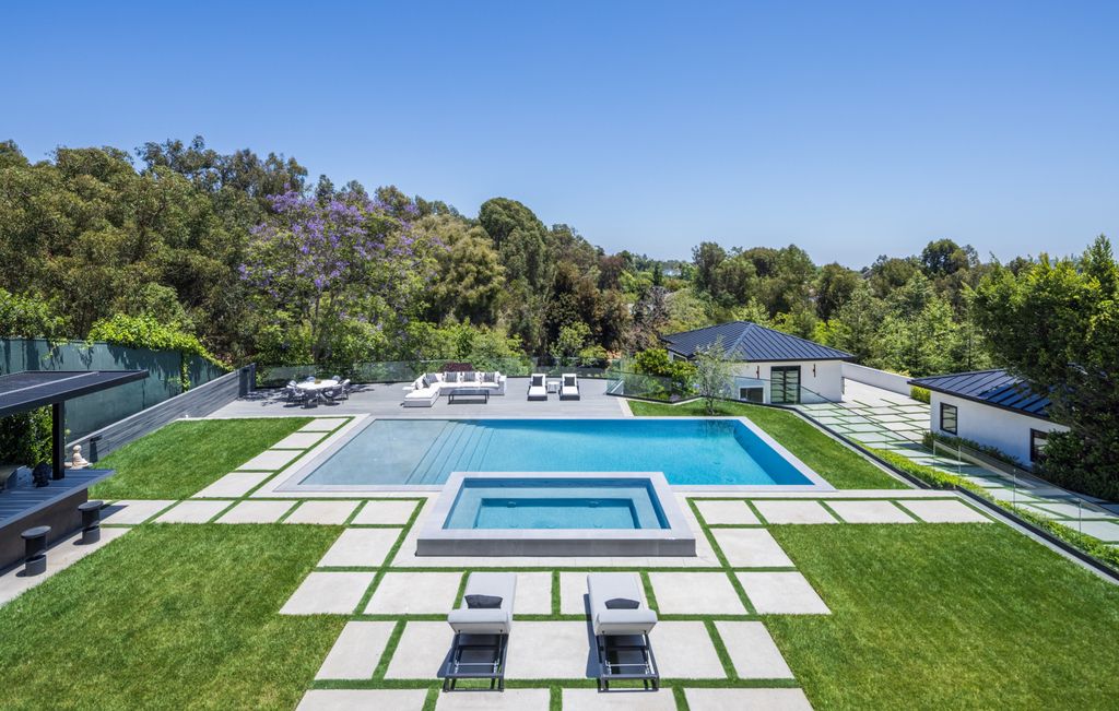The Los Angeles Mansion is a luxurious lifestyle compound with multi-level outdoor entertaining spaces in Brentwood now available for sale. This home located at 499 Halvern Dr, Los Angeles, California
