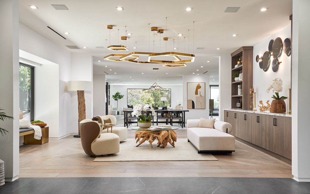 The Los Angeles Mansion is a luxurious lifestyle compound with multi-level outdoor entertaining spaces in Brentwood now available for sale. This home located at 499 Halvern Dr, Los Angeles, California