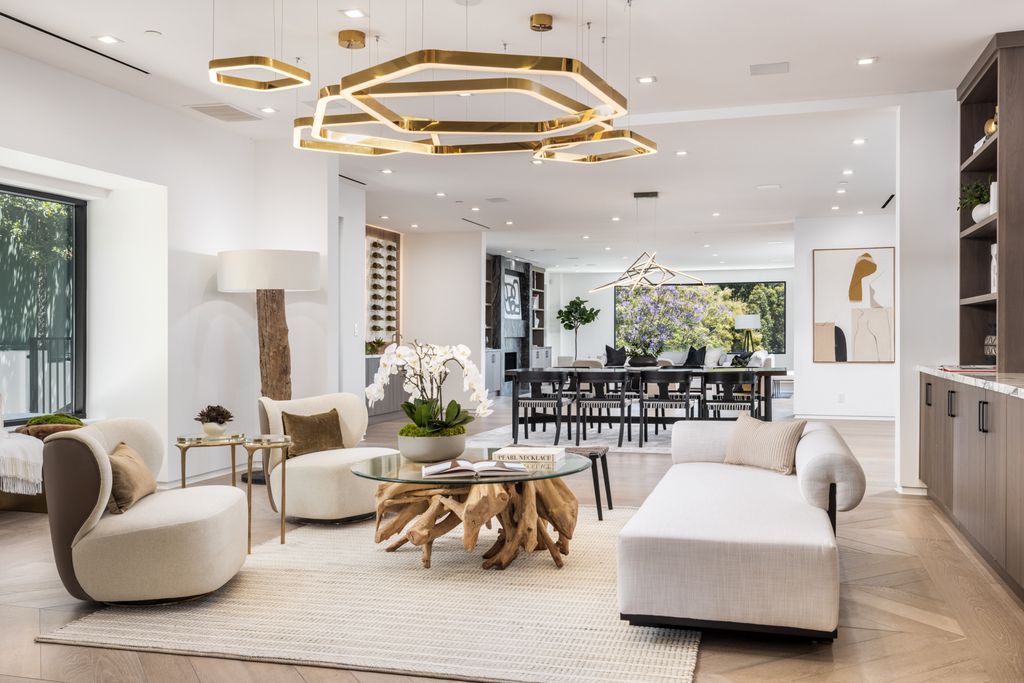 The Los Angeles Mansion is a luxurious lifestyle compound with multi-level outdoor entertaining spaces in Brentwood now available for sale. This home located at 499 Halvern Dr, Los Angeles, California