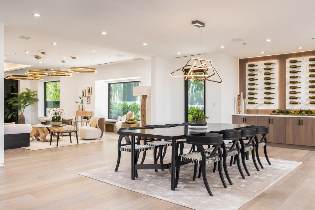 The Los Angeles Mansion is a luxurious lifestyle compound with multi-level outdoor entertaining spaces in Brentwood now available for sale. This home located at 499 Halvern Dr, Los Angeles, California