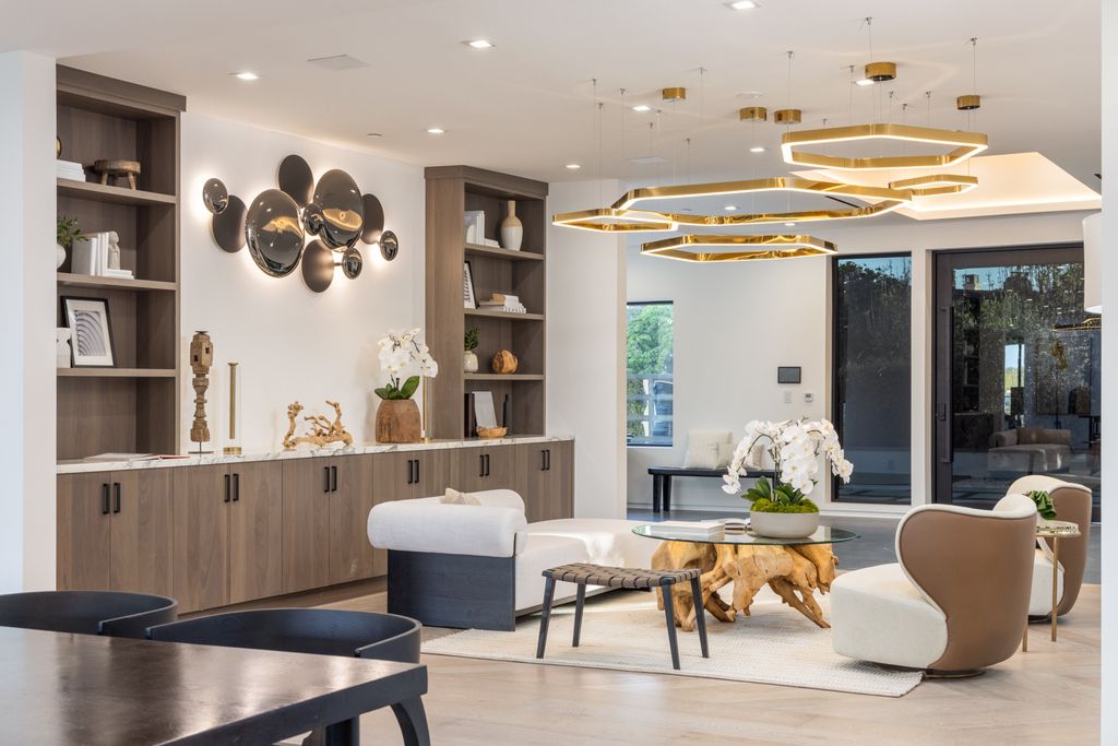 The Los Angeles Mansion is a luxurious lifestyle compound with multi-level outdoor entertaining spaces in Brentwood now available for sale. This home located at 499 Halvern Dr, Los Angeles, California