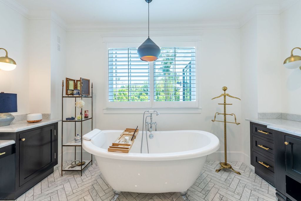 The Home in Tarzana is an exceptional home feels like it belongs on an East Coast seaside clifftop offers the ultimate pandemic paradise now available for sale. This home located at 4960 Amigo Ave, Tarzana, California
