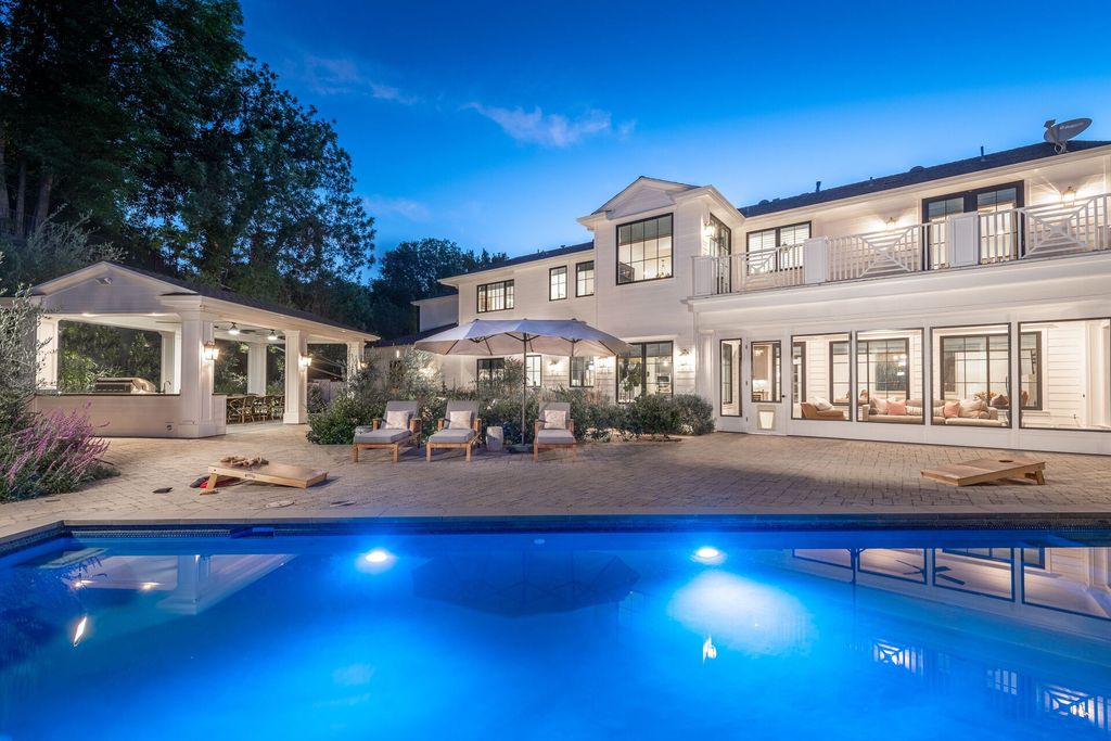 The Home in Tarzana is an exceptional home feels like it belongs on an East Coast seaside clifftop offers the ultimate pandemic paradise now available for sale. This home located at 4960 Amigo Ave, Tarzana, California
