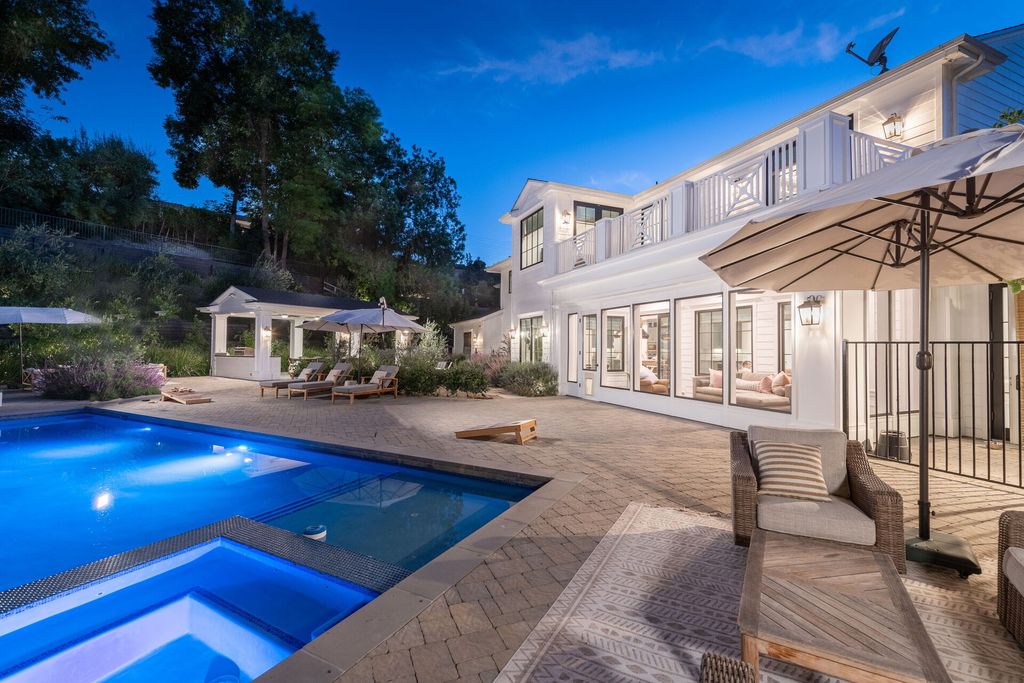 The Home in Tarzana is an exceptional home feels like it belongs on an East Coast seaside clifftop offers the ultimate pandemic paradise now available for sale. This home located at 4960 Amigo Ave, Tarzana, California