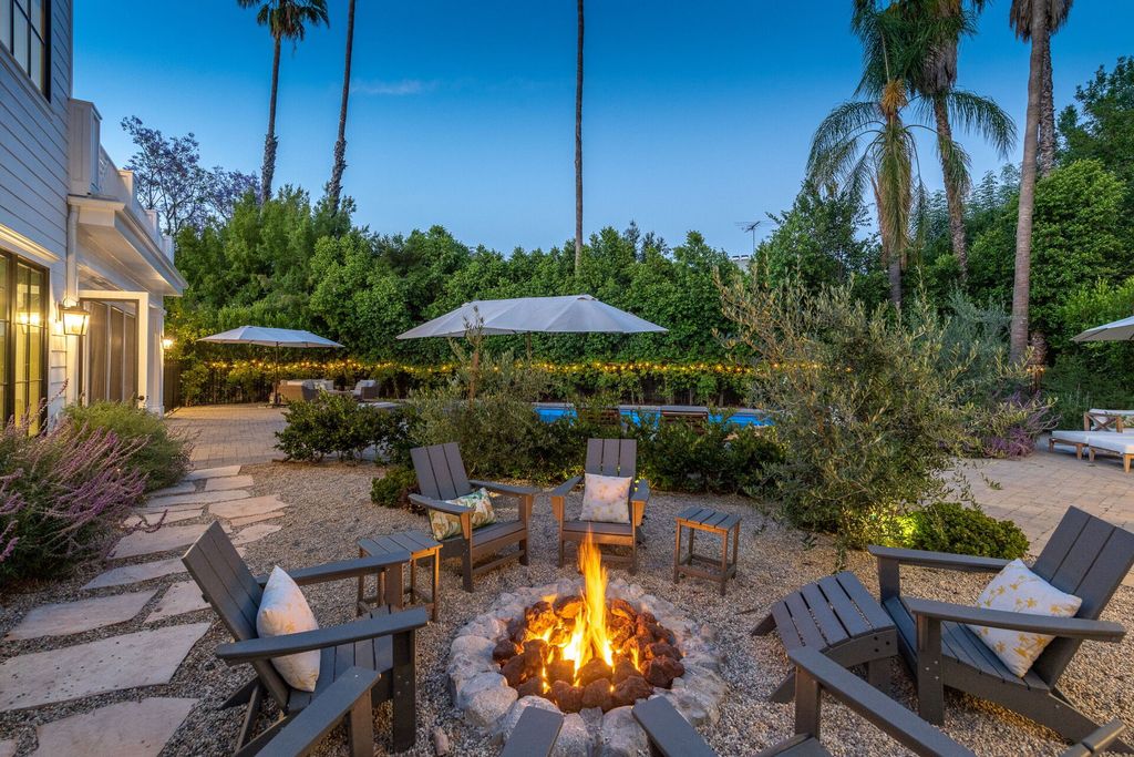 The Home in Tarzana is an exceptional home feels like it belongs on an East Coast seaside clifftop offers the ultimate pandemic paradise now available for sale. This home located at 4960 Amigo Ave, Tarzana, California