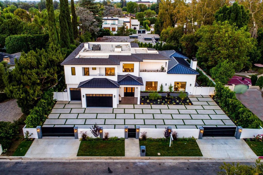 The Smart Home in Encino is a Captivating newly constructed Masterpiece in the highly sought-after Amestoy Estates neighborhood now available for sale. This home located at 5412 Aldea Ave, Encino, California