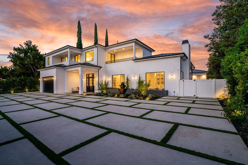 The Smart Home in Encino is a Captivating newly constructed Masterpiece in the highly sought-after Amestoy Estates neighborhood now available for sale. This home located at 5412 Aldea Ave, Encino, California