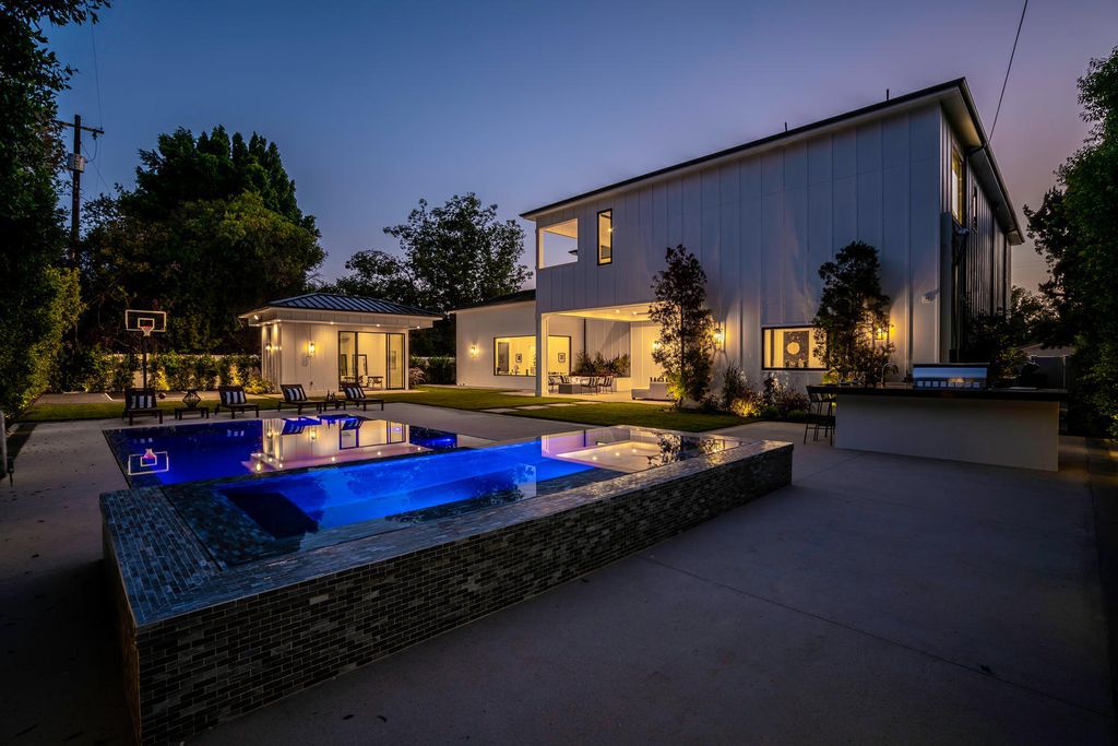 The Smart Home in Encino is a Captivating newly constructed Masterpiece in the highly sought-after Amestoy Estates neighborhood now available for sale. This home located at 5412 Aldea Ave, Encino, California