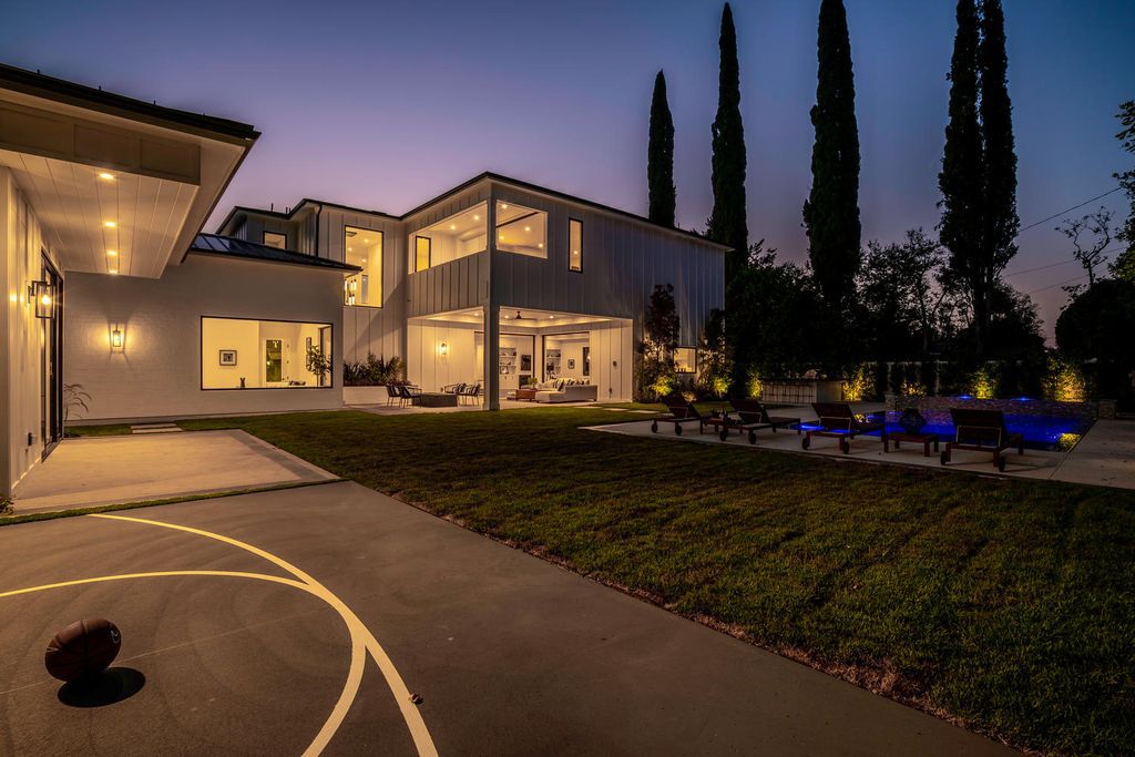 The Smart Home in Encino is a Captivating newly constructed Masterpiece in the highly sought-after Amestoy Estates neighborhood now available for sale. This home located at 5412 Aldea Ave, Encino, California