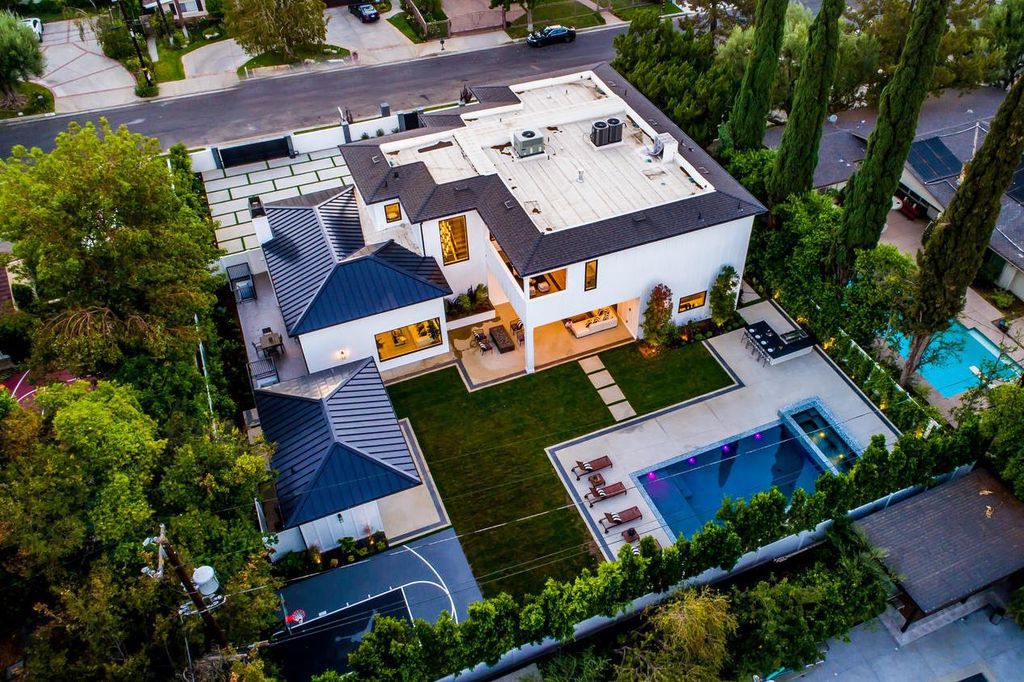 The Smart Home in Encino is a Captivating newly constructed Masterpiece in the highly sought-after Amestoy Estates neighborhood now available for sale. This home located at 5412 Aldea Ave, Encino, California