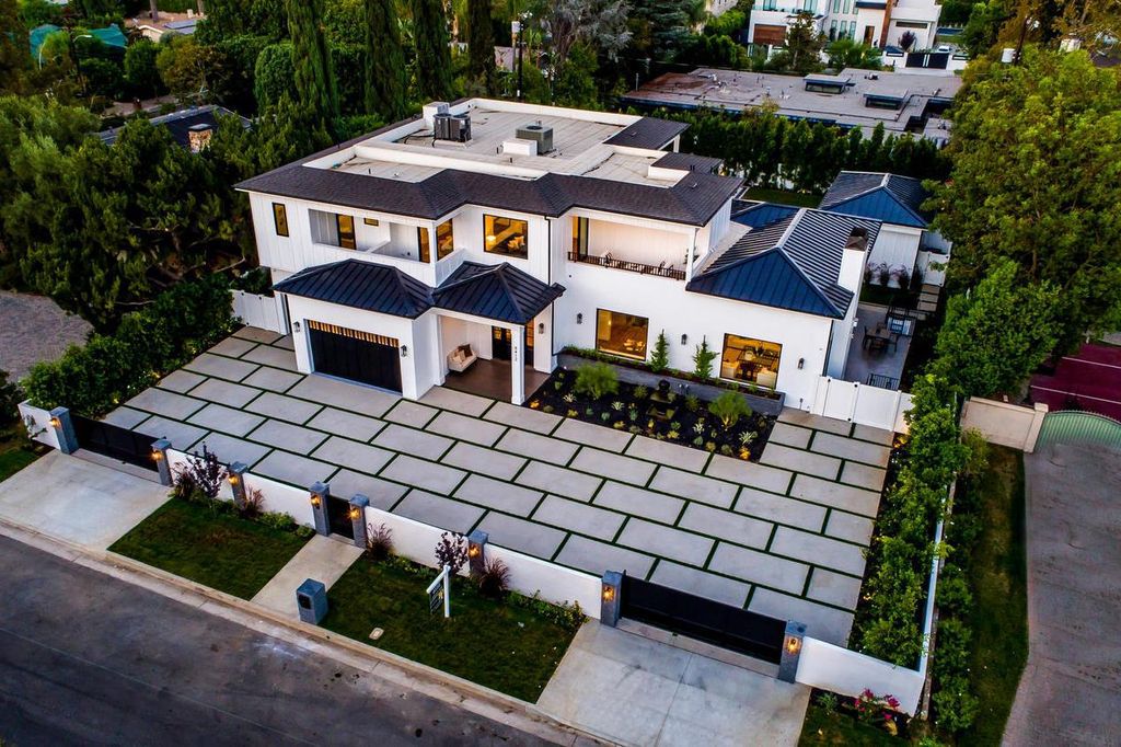 The Smart Home in Encino is a Captivating newly constructed Masterpiece in the highly sought-after Amestoy Estates neighborhood now available for sale. This home located at 5412 Aldea Ave, Encino, California