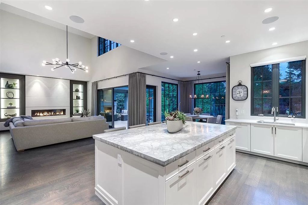 The Understated Elegance Villa in West Vancouver is a gorgeous builder's own home now available for sale. This home located at 915 Sinclair St, West Vancouver, BC V7V 3W1, Canada