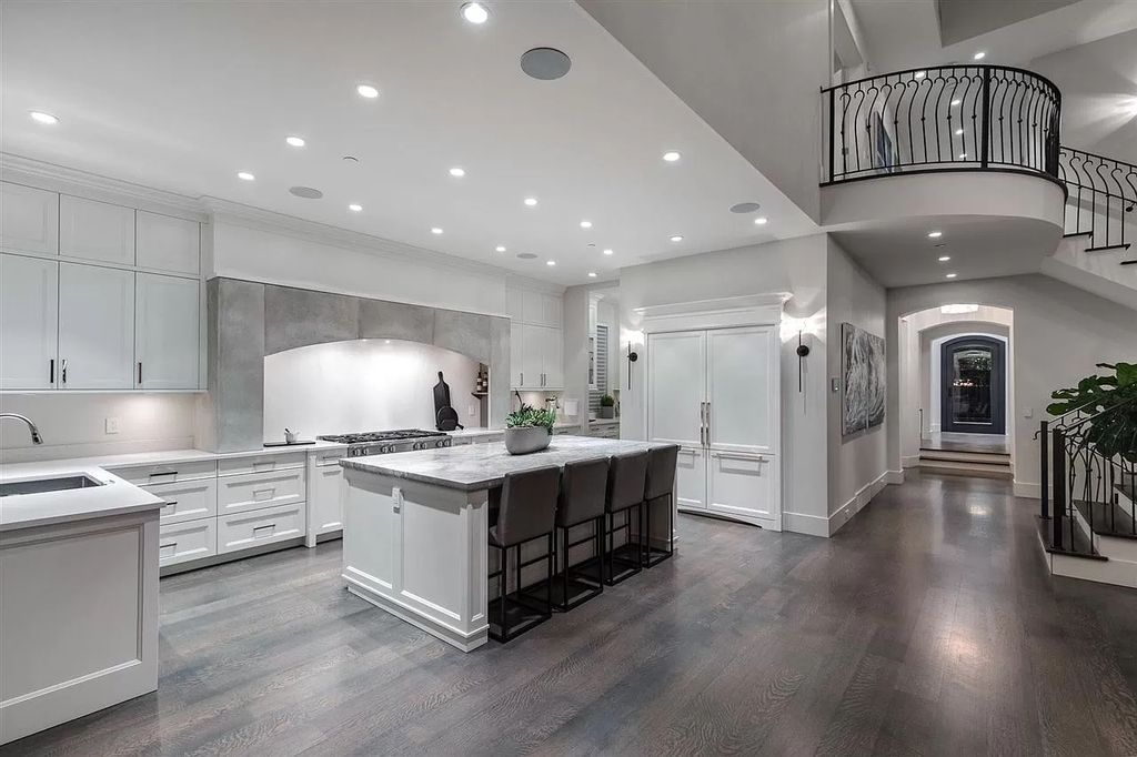 The Understated Elegance Villa in West Vancouver is a gorgeous builder's own home now available for sale. This home located at 915 Sinclair St, West Vancouver, BC V7V 3W1, Canada