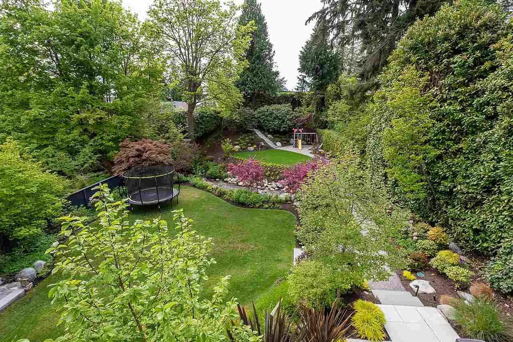 The Understated Elegance Villa in West Vancouver is a gorgeous builder's own home now available for sale. This home located at 915 Sinclair St, West Vancouver, BC V7V 3W1, Canada