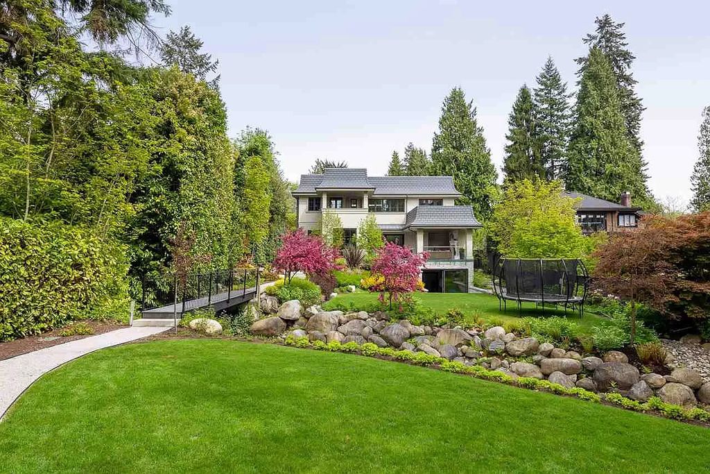 The Understated Elegance Villa in West Vancouver is a gorgeous builder's own home now available for sale. This home located at 915 Sinclair St, West Vancouver, BC V7V 3W1, Canada