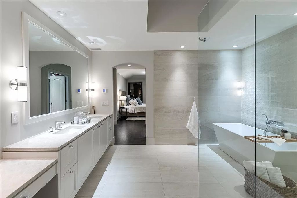 The Understated Elegance Villa in West Vancouver is a gorgeous builder's own home now available for sale. This home located at 915 Sinclair St, West Vancouver, BC V7V 3W1, Canada