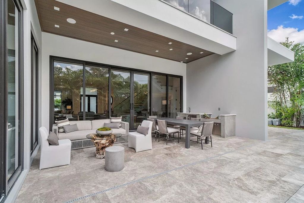The Home in Boca Raton is a brand new property features an exciting design and fantastic finishes now available for sale. This home located at 225 NE 3rd St, Boca Raton, Florida