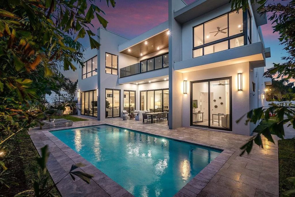 The Home in Boca Raton is a brand new property features an exciting design and fantastic finishes now available for sale. This home located at 225 NE 3rd St, Boca Raton, Florida