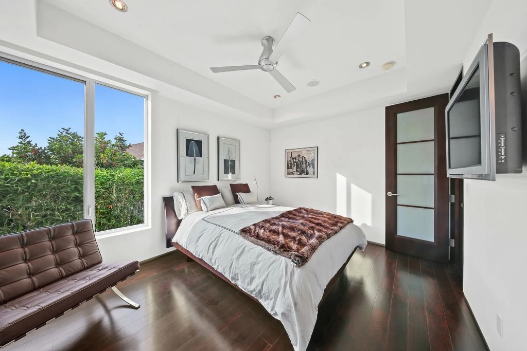 The California Seaside Home situated on one of the most spectacular beach village locations with organic and timeless design now available for sale. This home located at 1033 Loma Ave, Coronado, California