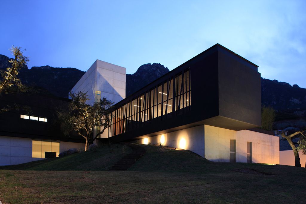 BC House Combination of Pure Geometric Volumes by GLR Arquitectos 14