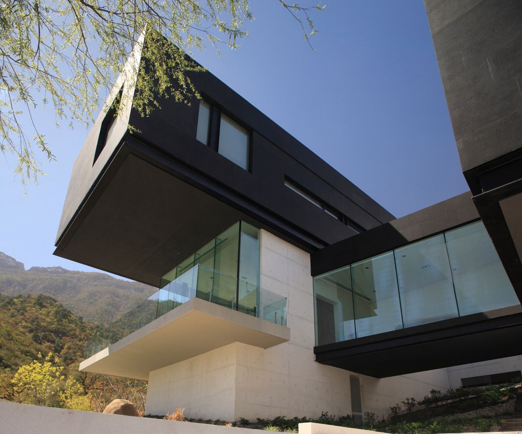 BC House Combination of Pure Geometric Volumes by GLR Arquitectos 8