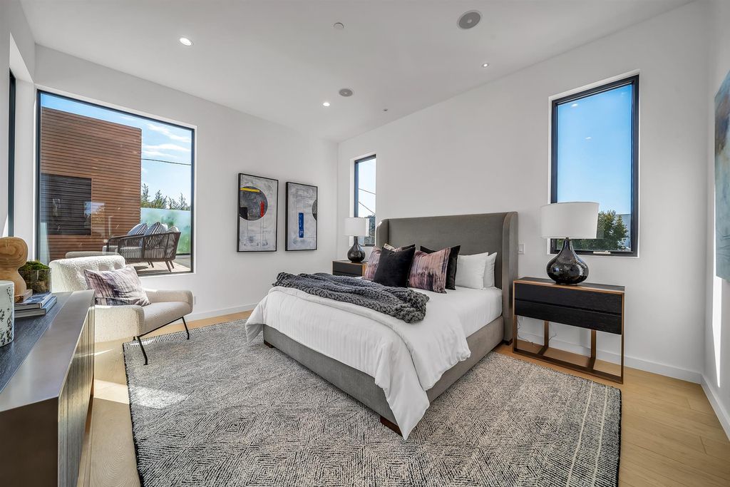 The House in Los Angeles is a brand new estate built from the ground-up with one-of-a-kind high-end features throughout now available for sale. This home located at 3547 Barry Ave, Los Angeles, California