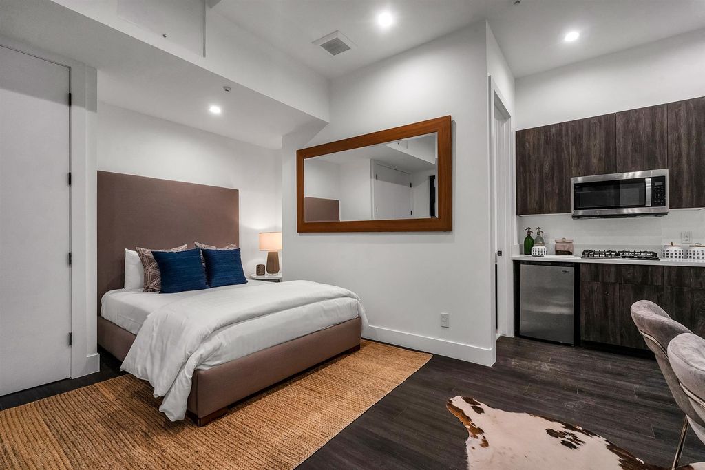 The House in Los Angeles is a brand new estate built from the ground-up with one-of-a-kind high-end features throughout now available for sale. This home located at 3547 Barry Ave, Los Angeles, California