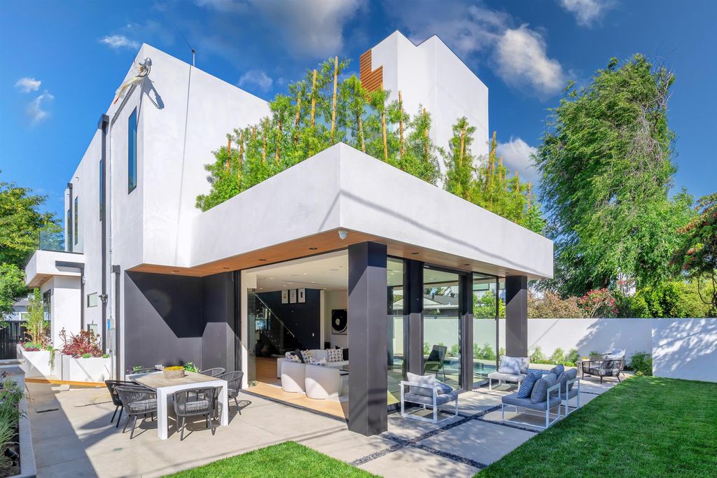 The House in Los Angeles is a brand new estate built from the ground-up with one-of-a-kind high-end features throughout now available for sale. This home located at 3547 Barry Ave, Los Angeles, California