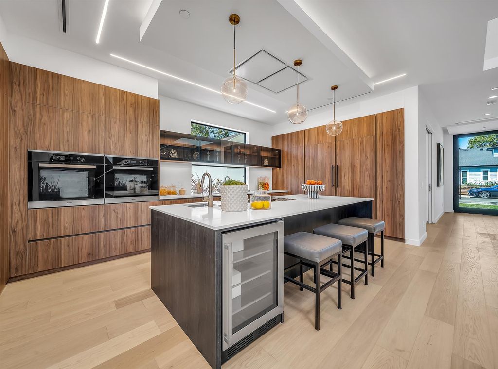 The House in Los Angeles is a brand new estate built from the ground-up with one-of-a-kind high-end features throughout now available for sale. This home located at 3547 Barry Ave, Los Angeles, California