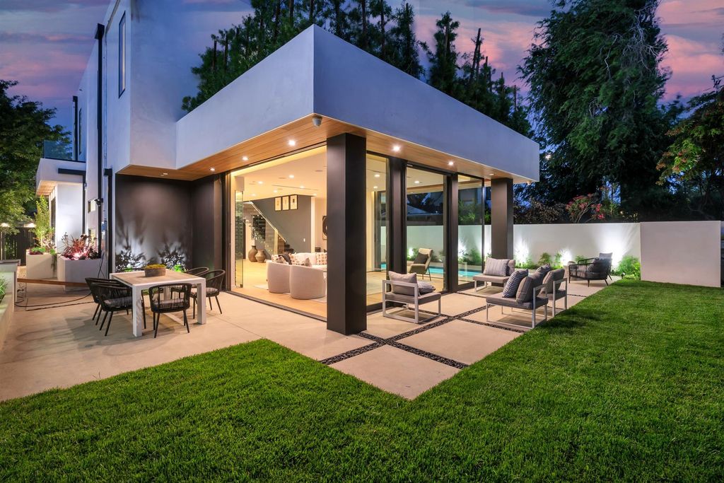 The House in Los Angeles is a brand new estate built from the ground-up with one-of-a-kind high-end features throughout now available for sale. This home located at 3547 Barry Ave, Los Angeles, California