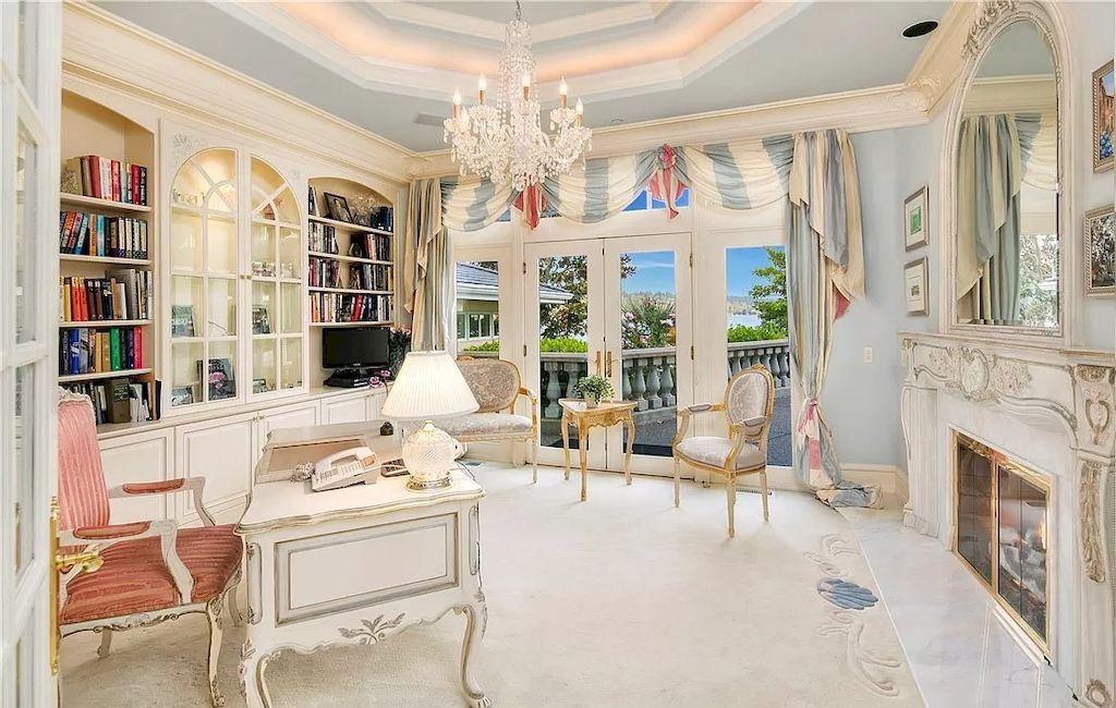 The Waterfront Estate in Washington offers meticulous craftsmanship & unmatched quality now available for sale. This home is located at 5330 Butterworth Rd, Mercer Island, Washington