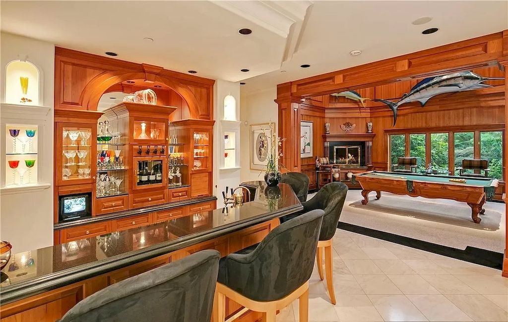 The Waterfront Estate in Washington offers meticulous craftsmanship & unmatched quality now available for sale. This home is located at 5330 Butterworth Rd, Mercer Island, Washington