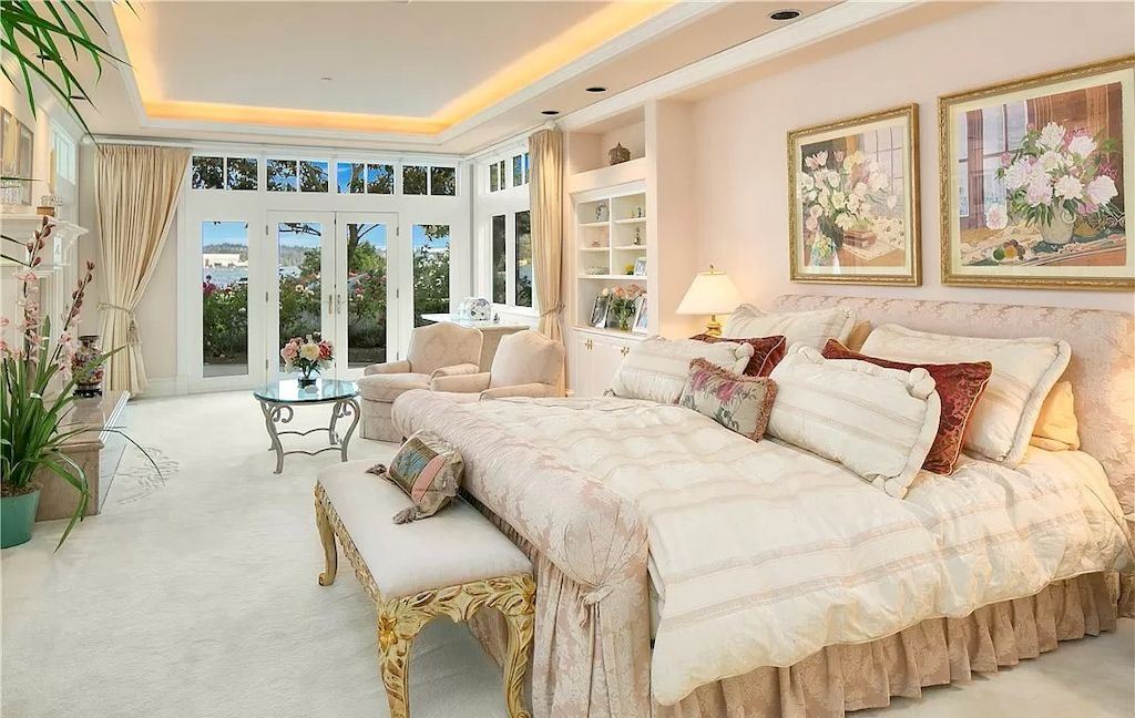 The Waterfront Estate in Washington offers meticulous craftsmanship & unmatched quality now available for sale. This home is located at 5330 Butterworth Rd, Mercer Island, Washington