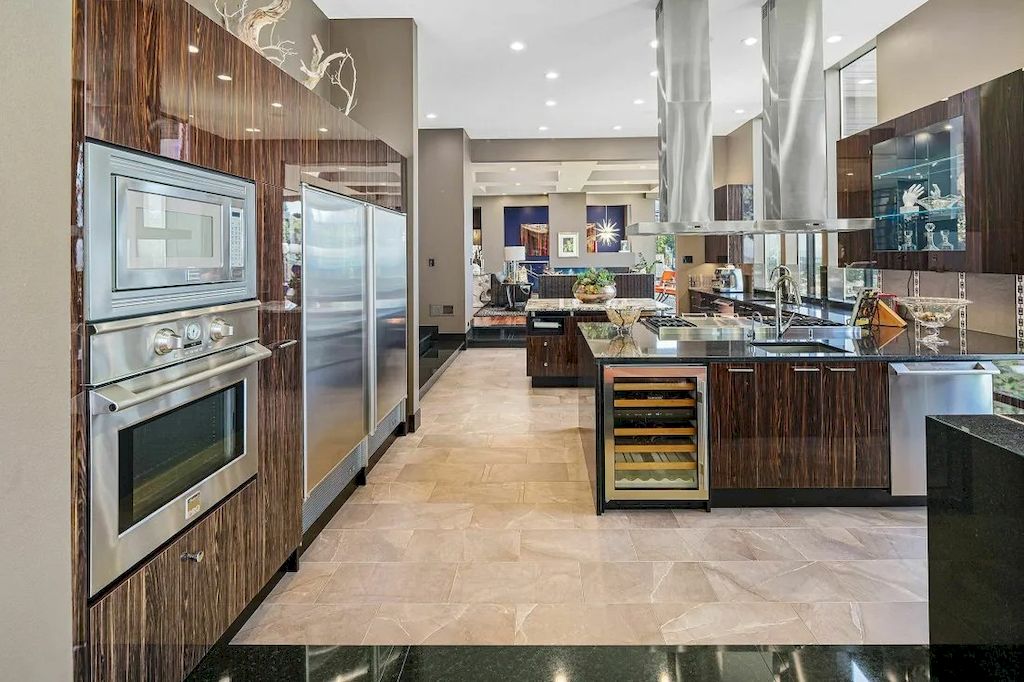 The Incredible House in Oregon offers dramatic Portland Heights View now available for sale. This home is located at 1017 SW Rivington Dr, Portland, Oregon
