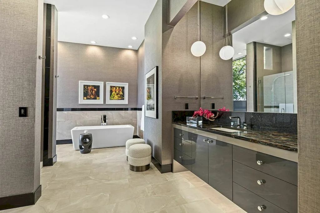 The Incredible House in Oregon offers dramatic Portland Heights View now available for sale. This home is located at 1017 SW Rivington Dr, Portland, Oregon
