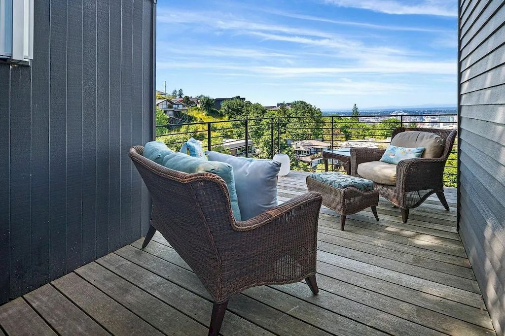 The Incredible House in Oregon offers dramatic Portland Heights View now available for sale. This home is located at 1017 SW Rivington Dr, Portland, Oregon