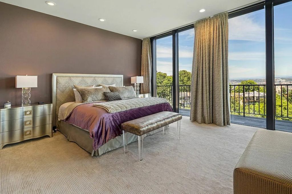 The Incredible House in Oregon offers dramatic Portland Heights View now available for sale. This home is located at 1017 SW Rivington Dr, Portland, Oregon