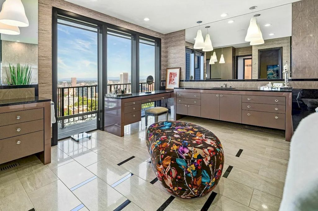 The Incredible House in Oregon offers dramatic Portland Heights View now available for sale. This home is located at 1017 SW Rivington Dr, Portland, Oregon