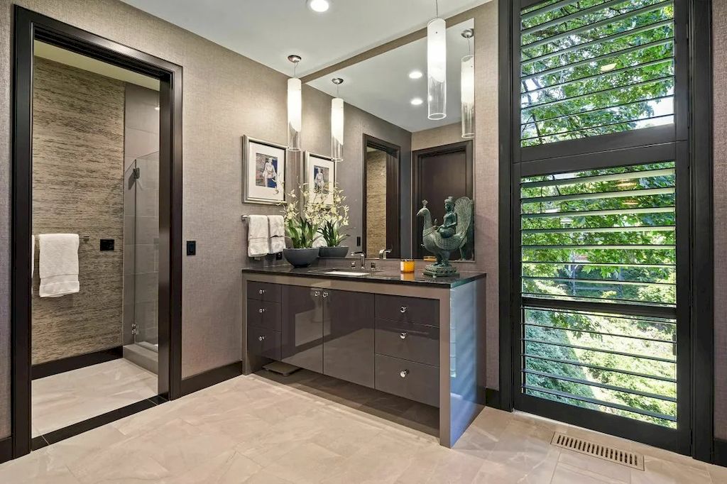 The Incredible House in Oregon offers dramatic Portland Heights View now available for sale. This home is located at 1017 SW Rivington Dr, Portland, Oregon